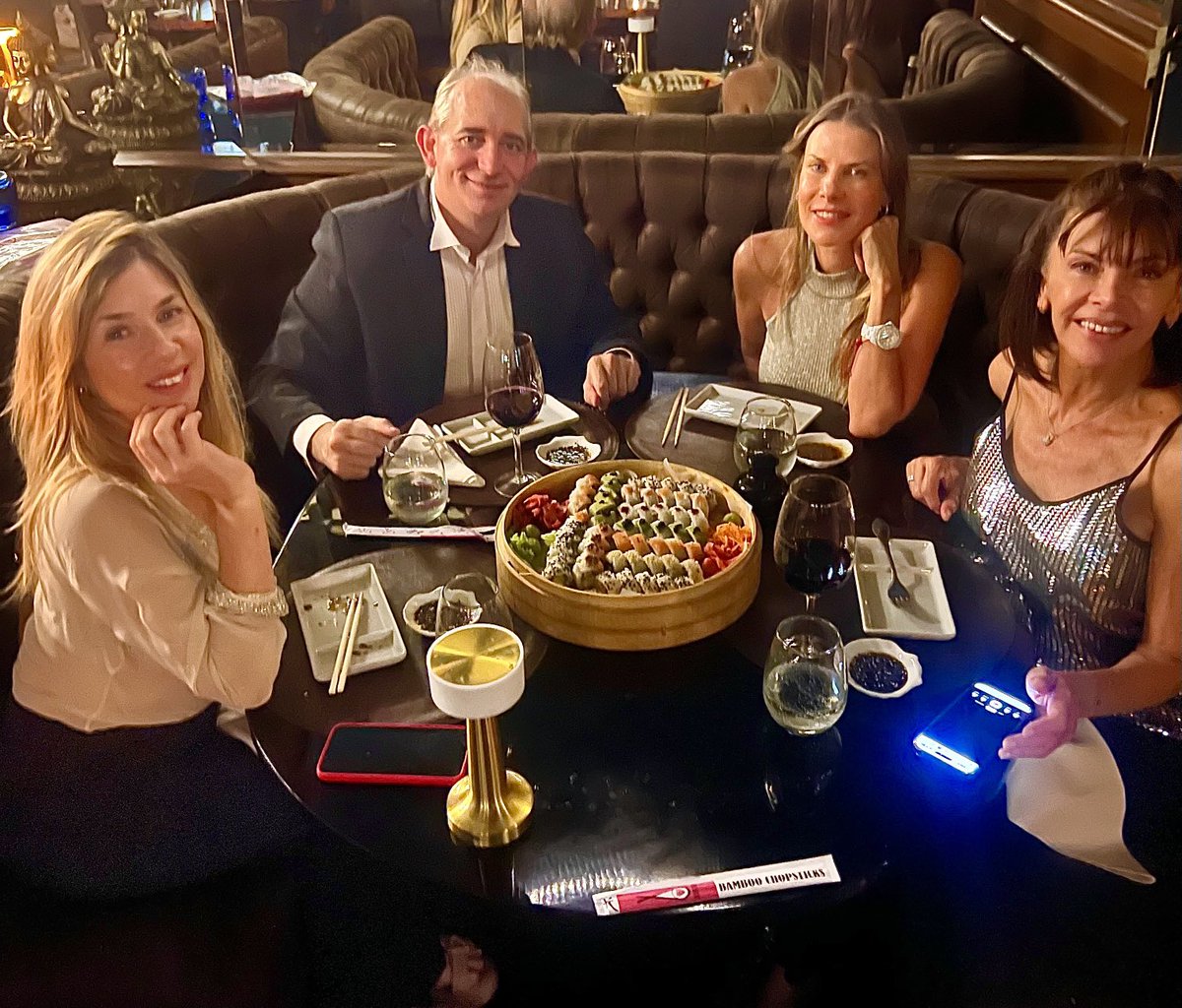 MAGOSINDIENTES's tweet photo. #Mesaza de hoy en #AzulProfundo #Sushi #Amigas despidiendo el año https://t.co/0tY6Ymt5L4