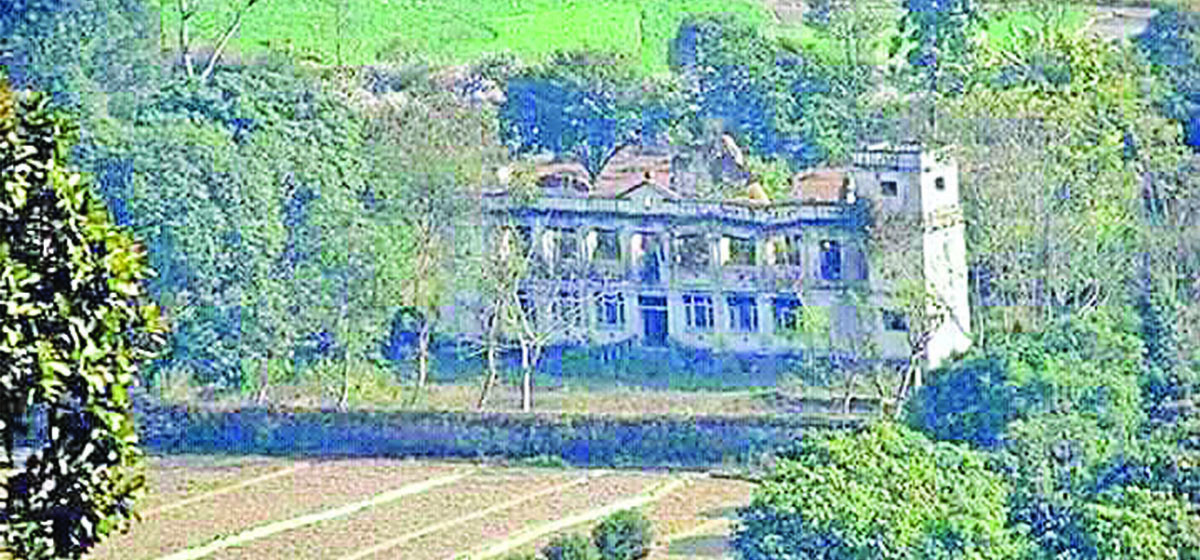 नुवाकोटको विदुर नगरपालिका-२ मा रहेको ऐतिहासिक शेरा दरबारको एक सय ८४ रोपनी जग्गा भूमाफियाले कब्जामा गरि प्लटिङ गरेर बेच्न लागेका छन्।
एतिहासिक सम्पदा जगेर्ना गरेर राख्नुपर्ने, यस्तो पारा छ।

देश भूमाफियाले चलाइरहेका छन् भन्दा फरक नपर्ला।