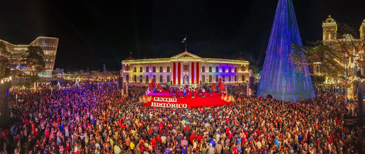 abicontrerassv's tweet photo. Lleno total en el concierto de los hermanos Flores, en el centro histórico de San Salvador. 🎄🇸🇻 https://t.co/t61geoSt1n
