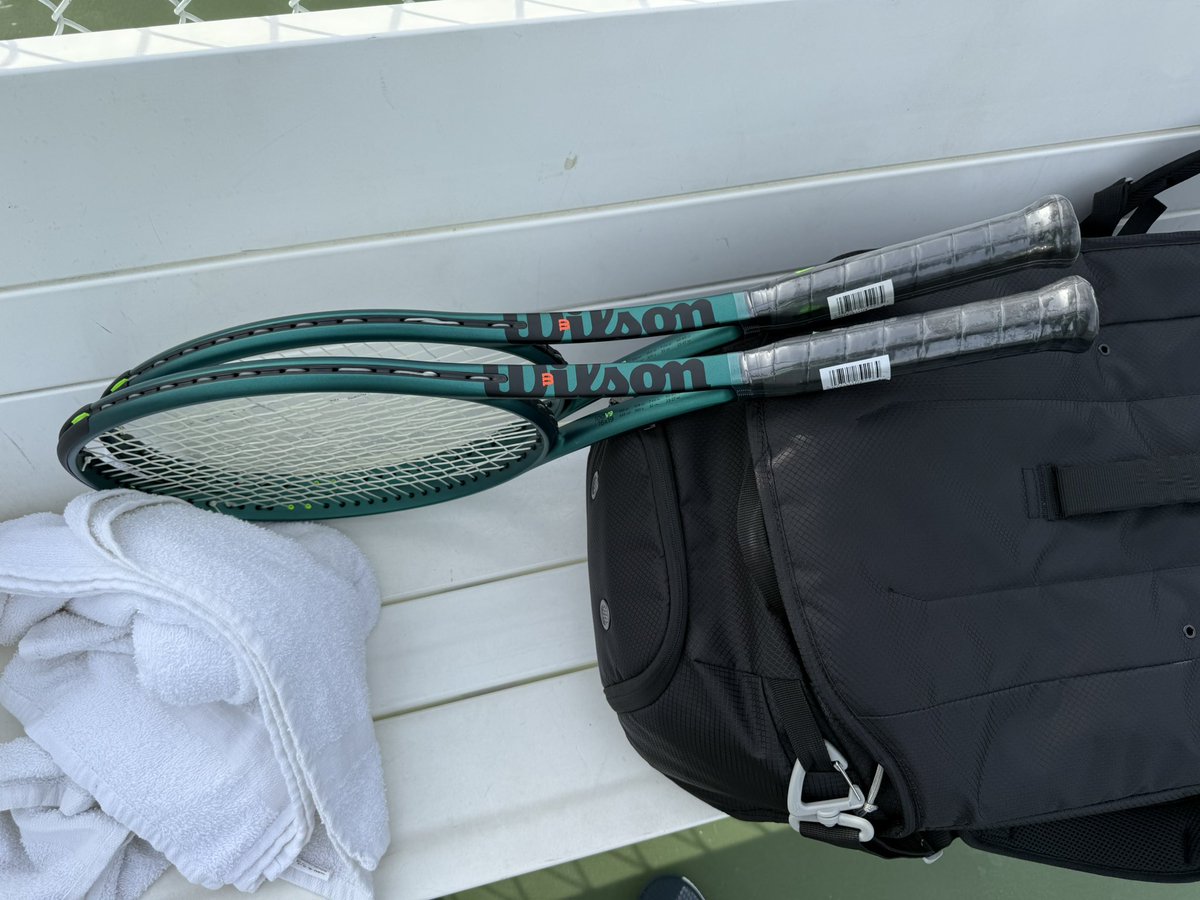 WildfireLawyer's tweet photo. Early Christmas present for me! Can’t remember ever having a racket that felt so plush on contact. @WilsonTennis #Blade100 https://t.co/X6sIawoOPT