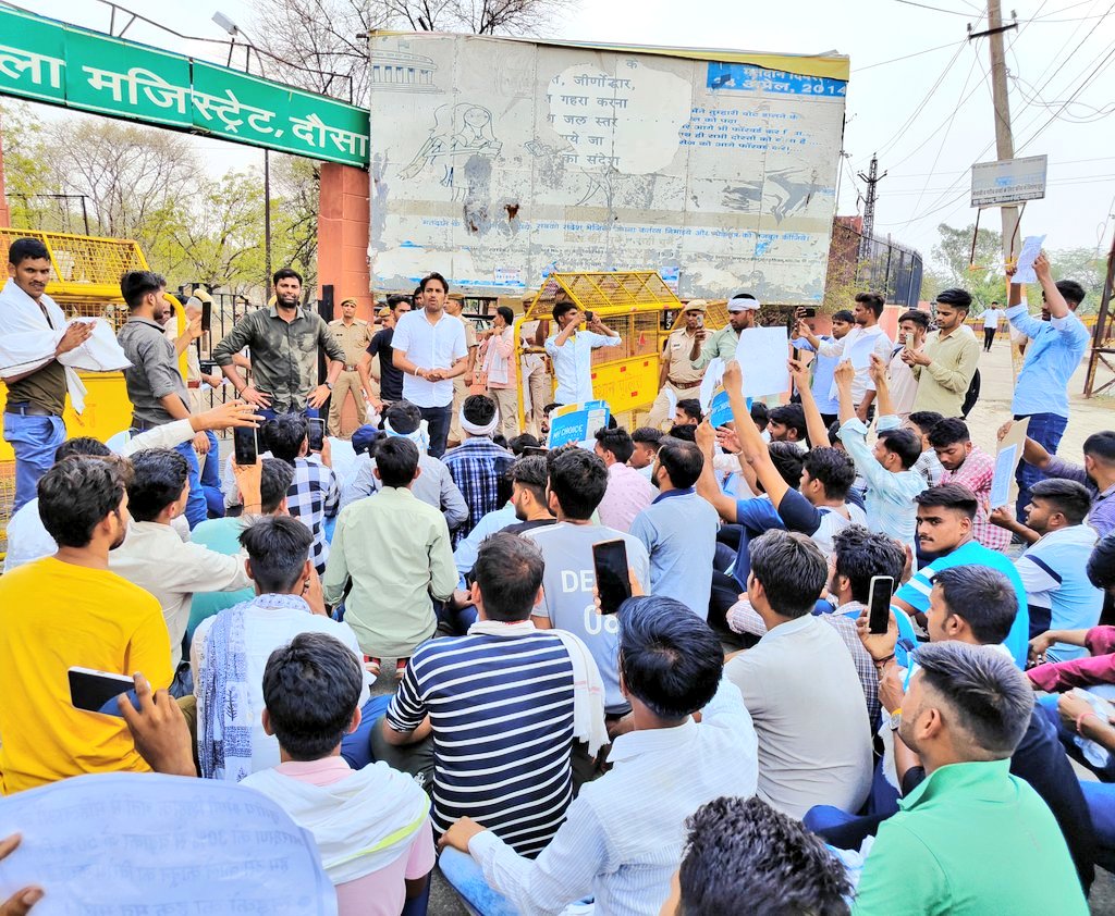 भजनलाल सरकार की दो सबसे बड़ी भूल हैं:

एसआई भर्ती के मुद्दे पर युवाओं को भ्रमित करना 
महिला आरक्षण के मुद्दे पर युवाओं की आवाज को अनसुना करना। 

युवा इन मुद्दों को पूरे 5 साल तक नहीं भूलेंगे, अगर सरकार समाधान नहीं करती है। <a href="/BhajanlalBjp/">Bhajanlal Sharma</a>