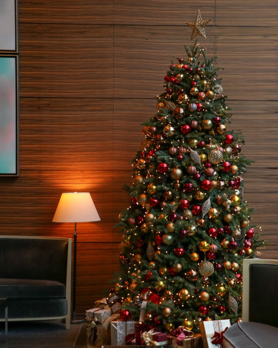 FSTokyo's tweet image. クリスマスイブを迎えた@FSTokyo. ホテル全体が華やかなクリスマスムードに包まれ、ツリーの下にはたくさんのプレゼントが並んでいます🎄#FourTheSeason

クリスマス・年末年始のご案内: bit.ly/4gsrF7D