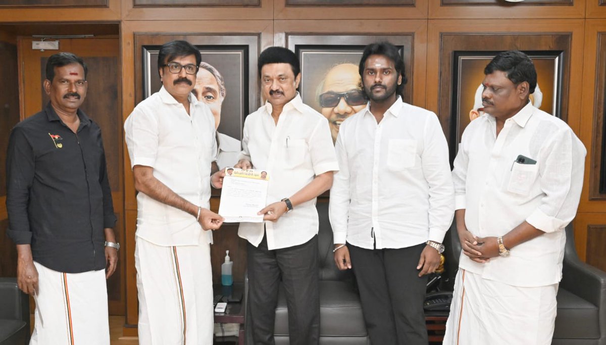 anbu2tamil's tweet photo. #மனித கடவுள் #கேப்டன் அவர்கள் #முதலாம் ஆண்டு #குருபூஜைக்கு தமிழக #முதல்வரை நேரில் சந்தித்து அழைப்பிதழ் விடுத்தனர்
#DMDKITwings
#Captainnews
#dmdkparty
#premallathavijayakanth
#MKStalin https://t.co/6vj03gwc9m