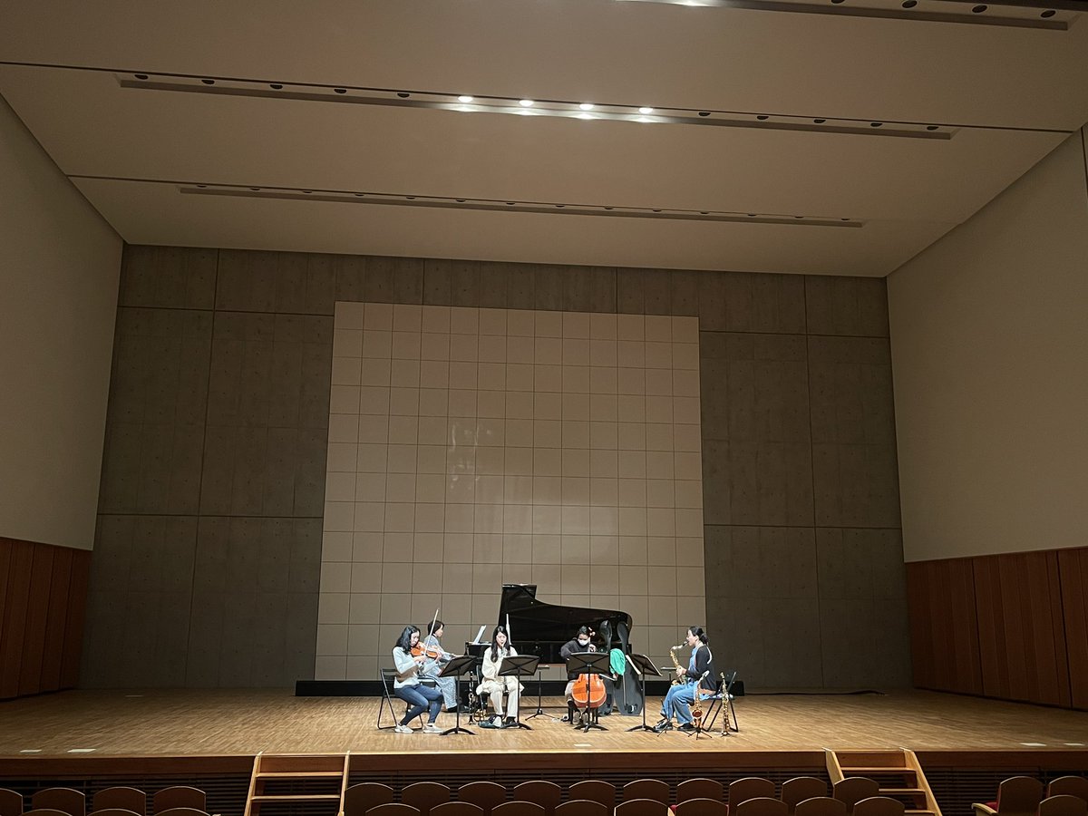 ただいまリハーサル中。
ジョーズはねぇ、サウンドがとにかくいいんですよね〜