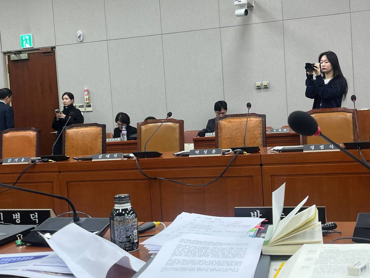 오늘도 국민의힘은 헌법재판관 인사청문회에 들어오지 않았습니다.

국민의힘은 계엄해제 표결도 불참했고, 탄핵안 표결도 불참했습니다. 심지어 오늘은 자신들이 추천한 헌법재판관 후보자 인청도 불참했습니다.

본인의 책무를 다 하지 않는 이런 국회의원, 자리 빼야 하는거 아닙니까?