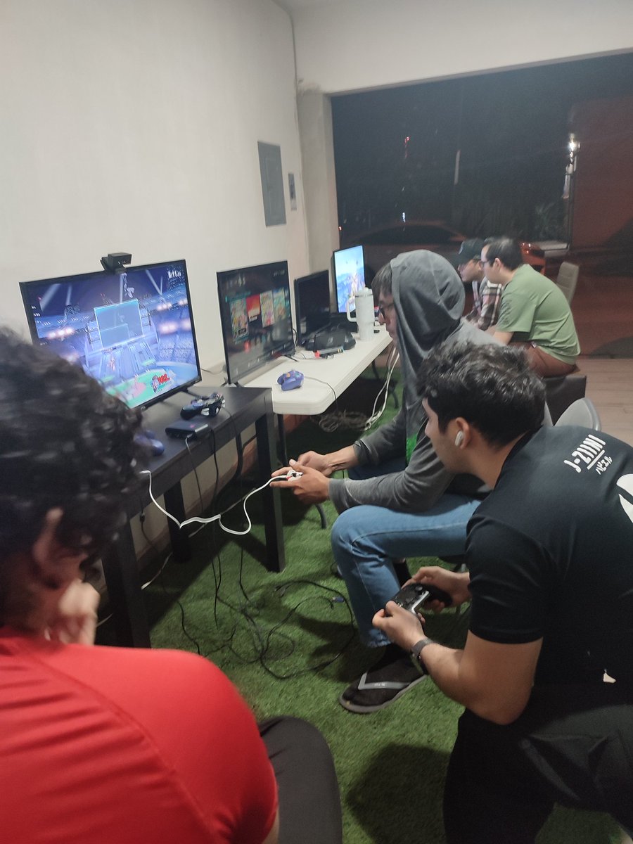 Top 8 del torneo
 " Championship For The Glory #4 "
Gracias a las Personas que nos acompañaron. 
También felicidades al podio que siga el grindeo.
1- @iPauPau_
2- Rindo 
3- J-zinni