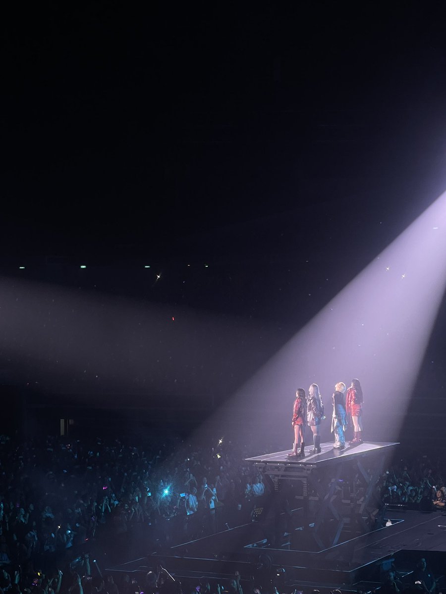 Tokinottoki's tweet photo. So proud to see the girls are so freaking back. Let’s goooooo! @krungy21 @haroobomkum @mingkki21 @chaelinCL #2NE1_WELCOMEBACKinSINGAPORE https://t.co/VZsskmRrVe