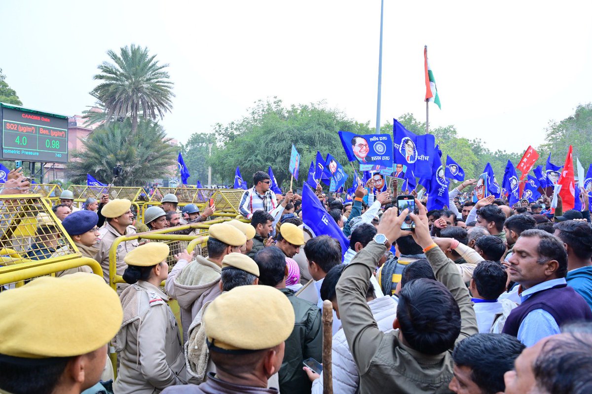 बीकानेर कलेक्ट्री में गृहमंत्री अमित शाह द्वारा बाबा साहब भीमराव अंबेडकर के विरुद्ध टिप्पणी को लेकर हजारों की संख्या में दलितो, किसानों, मजदूरों ने कलेक्ट्री में धरना दिया।
तत्पश्चात कलेक्ट्रेट से अम्बेडकर सर्किल तक पद यात्रा की तथा बाबा साहब की मूर्ति पर फूल अर्पित कर