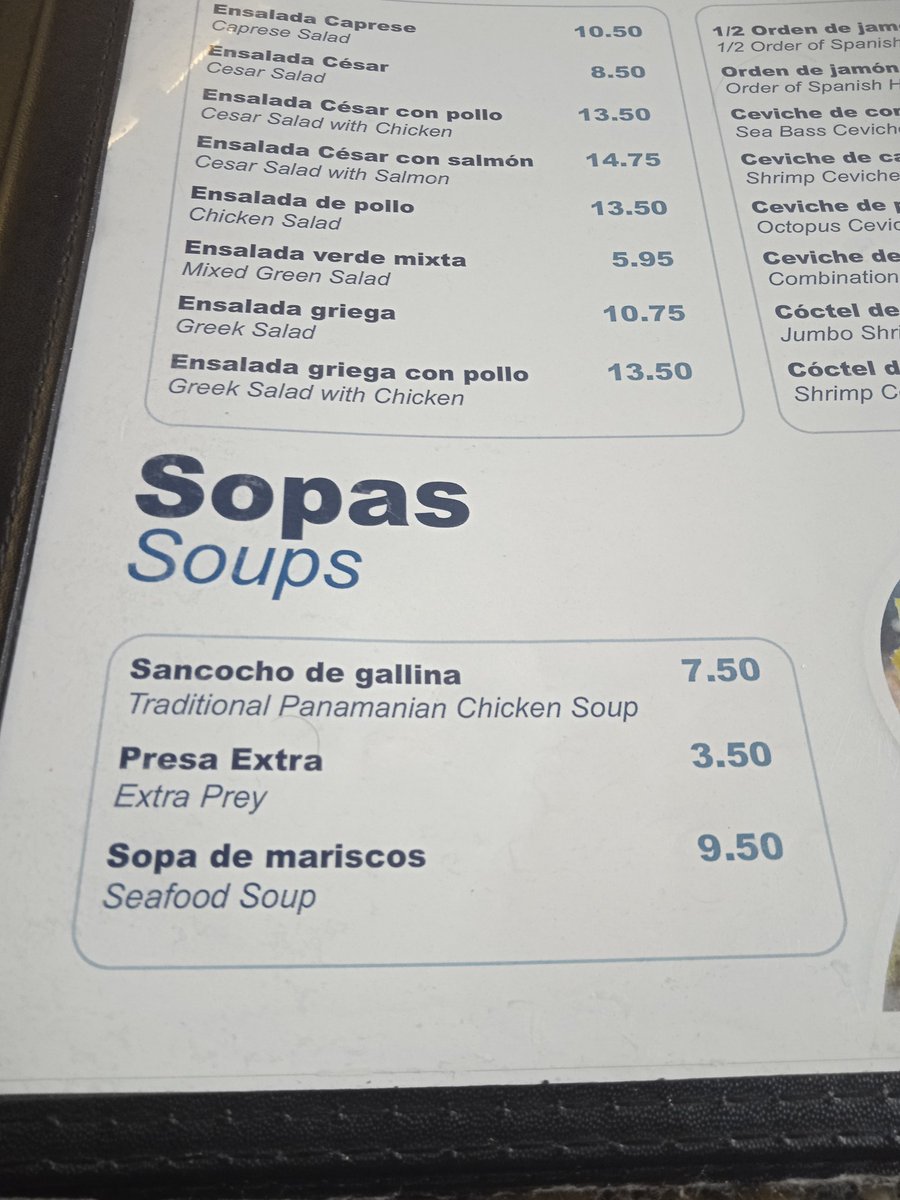 Si van a cobrar $6.75 por una orden de tajadas o patacones, al menos contraten a alguien que sepa inglés para traducir ese menú...qué es esa vaina de extra "prey"???