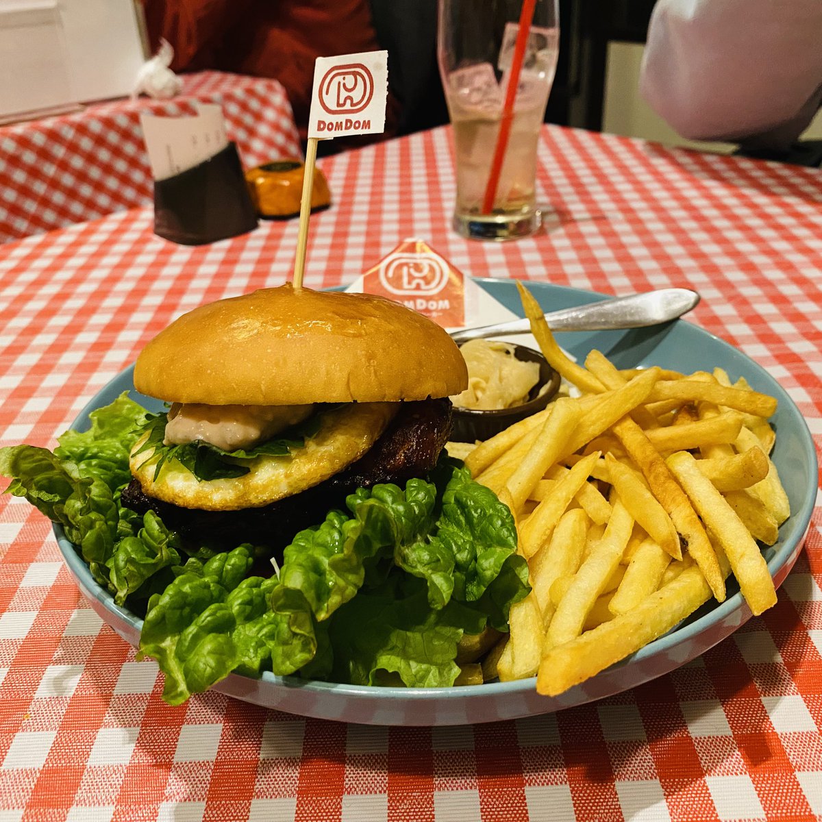 tomoyo_lemon's tweet photo. ちょっと並んでコラボバーガー2種🍔
梅もトムヤムも、どちらも適度な酸味で美味しかった〜！！😋✨
サンタどむも見つけました♪🐘
トナカイファミマどむも可愛かった💕

#ドムドムハンバーガー
#亜細亜大学
#ドム活 https://t.co/EosyYPJkwU