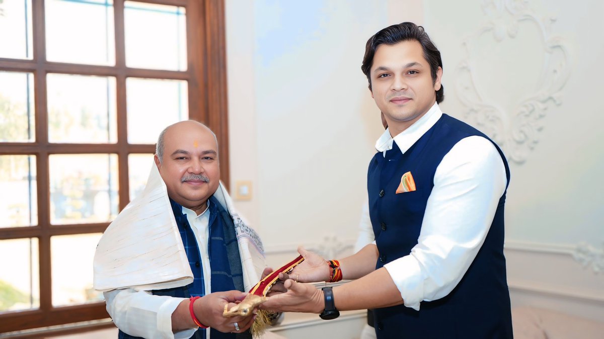 akash_rajput09's tweet image. सागर गौरव दिवस के अवसर पर मध्य प्रदेश विधानसभा अध्यक्ष माननीय श्री नरेंद्र सिंह तोमर जी का निज निवास मातेश्वरी पर आगमन हुआ । तिलक और तलवार भेंटकर आत्मीय स्वागत किया। 
@nstomar @govinds_R 
🌺🙏🏻❤️
#akashsinghrajput 
#Kshatriya #ekta #madhyapradesh