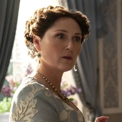 บริดเจอร์ตัน วังวนรัก เกมไฮโซ (Bridgerton) ซีซั่น 4 "ภายใต้แสงเทียนและหน้ากากที่ปิดบังใบหน้า หญิงสาวในชุดสีเงินเปรียบดั่งมนตราที่ร่ายใส่หัวใจของศิลปินหนุ่มแห่งตระกูลบริดเจอร์ตันเพียงชั่วข้ามคืน ทว่าเมื่อระฆังเที่ยงคืนดังเหง่งหง่าง เธอกลับเลือนหายไปราวกับหยาดน้ำค้าง ทิ้งไว้เพียงปริศนาที่เขาสลัดไม่หลุดนานนับสองปี ใครจะคิดว่า 'เลดี้ในชุดเงิน' ผู้สูงศักดิ์ในวันนั้น แท้จริงคือสาวใช้ผู้ยากไร้ที่ถูกพันธนาการด้วยอดีตอันขมขื่น เมื่อความรักต้องเลือกระหว่างเสียงเรียกร้องของหัวใจกับกำแพงชนชั้นที่สูงตระหง่าน… พวกเขาจะยอมแลกทุกอย่างเพื่อตอนจบที่สมหวังหรือไม่" 3 GfiOIXLWoAAp0IE