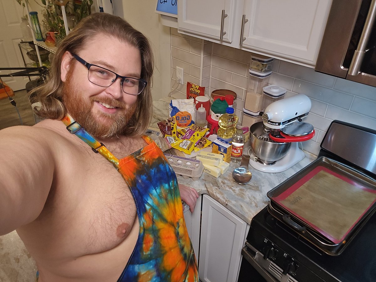 CookieBearNJ's tweet photo. I'm gonna go live on growlr and bake some 🍪 cookies tonight 😋 come hang out. Are you a milk chocolate 🍫 or more of a dark chocolate guy? Find me at '🍪 Cookie Bear 🐻 ' https://t.co/5Tjqo32fm8