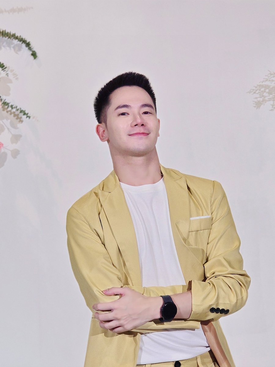 sakdimeth's tweet photo. งานแต่งเขา เป็นได้แค่แขกรับเชิญ 😆 สมรสข้างเดียว 🤣 https://t.co/61Z6ezSluw