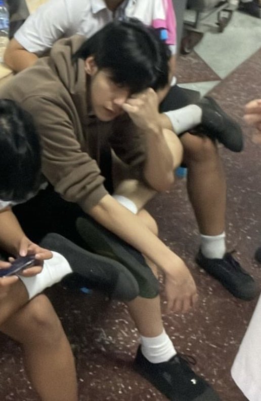 disturbabe's tweet photo. “ทำแผลให้หน่อย”

“ทำเองสิ”

“อยากให้เธอทำให้”

“เคยบอกว่าไง”

“จะให้ทำไงอะ ก็พวกแม่ง—”

“บี๋”

“ครับ เค้าขอโทษ” https://t.co/SXkK38RdTQ