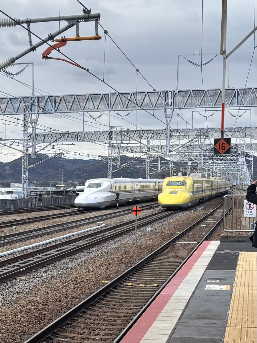 toraprog's tweet photo. ドクターイエロー姫路駅通過！ https://t.co/7Z20qqQXP8