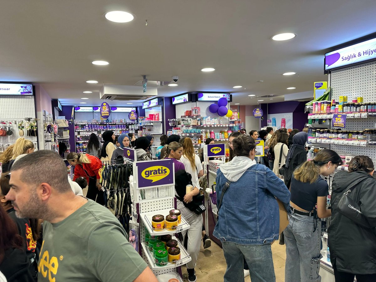 Haber's tweet photo. Denizli’deki bir Gratis'te çalışan H.Ç., iddiaya göre kasa arkası ürün kotasını doldurmak için 15.75 TL’lik gofretin parasını ödeyerek, müşterinin de rızasıyla arkadaşına hediye etti.

İki ay sonra ise gofreti çaldığı iddiasıyla iş akdinin feshedileceği söylendi.

Tutanağı imzalamayan H.Ç.’nin mağazaya açtığı davada mahkeme, işçiyi haklı bularak işçiye 4 yıllık tazminat ve fazla mesai ücretlerinin ödenmesine hükmetti. (Evrensel)