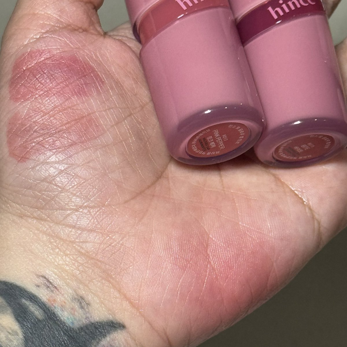 คริสมาสต์มาถึงแล้ว hince เค้าจับคู่สีโทนเทศกาลพิเศษนี้มาด้วยน้าาาาา มาดูก่อน ใช้เดี่ยวๆก็สวย ผสมกันยิ่งสวย คือแบบตาแตกมาก เป็นสีที่เข้ากันมาก ทาละปากน่าจุ้บสุดๆๆเลย 💖🥺 ดูสเตนด้วย ติดทนพอสมควรเลย เป็นลิปที่คู่ควร