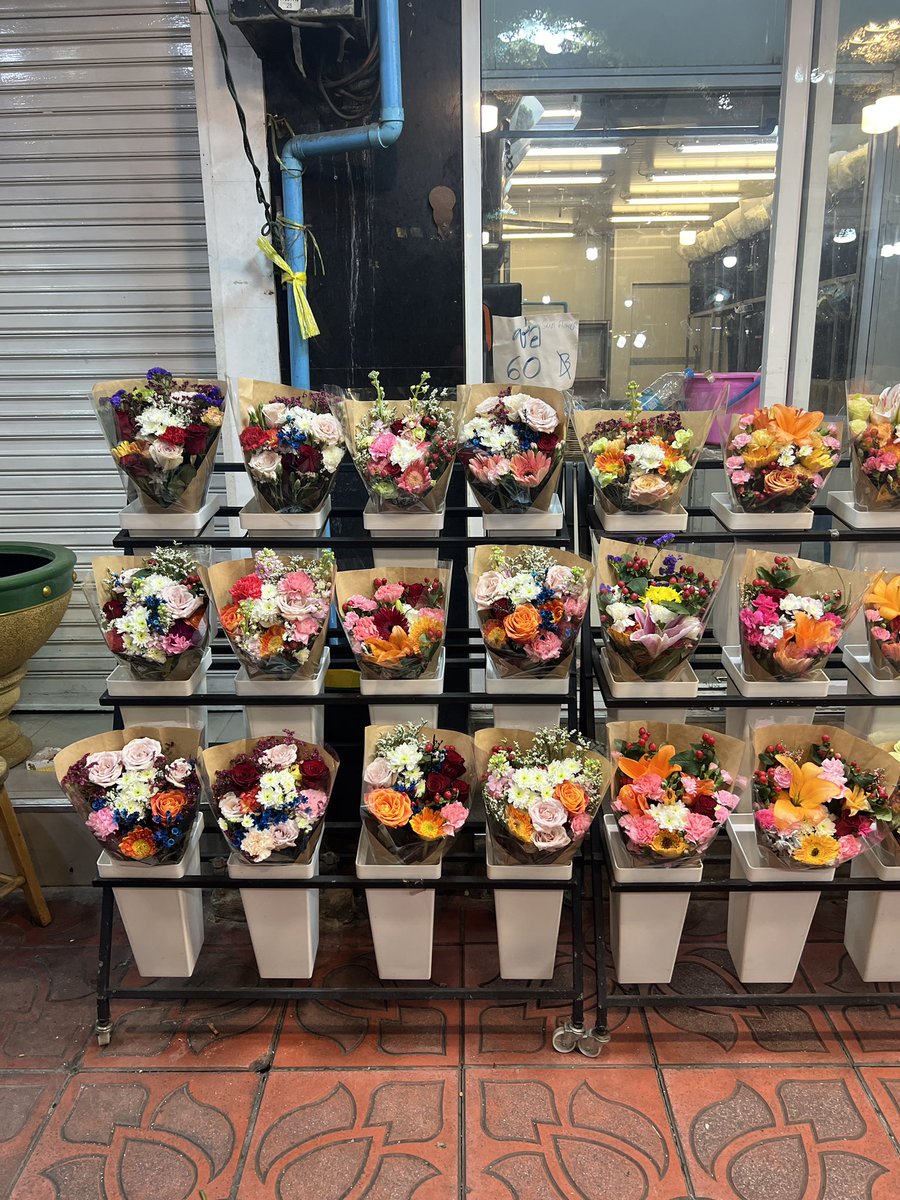 NX_XRAM's tweet photo. ปากคลองมีขายดอกไม้ ราคาเริ่มต้นช่อละ 60฿ ถ้าเป็นคนกทม. หยุดบอกว่าซื้อดอกไม้ช่อเดียวให้คนที่รักมันฟุ่มเฟือยเถอะ มันฟังไม่ขึ้น https://t.co/n0eEJwX2v6