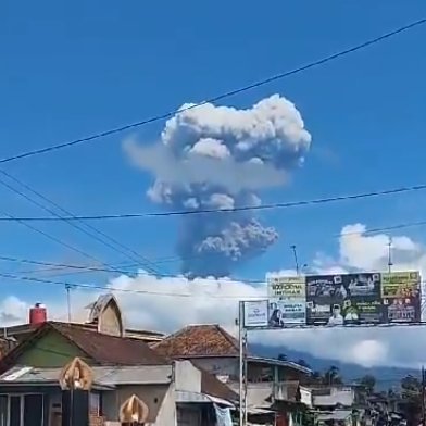 Erupsi Gunung api Raung pagi ini.
Masyarakat dan wisatawan dilarang mendekati pusat erupsi di kawah puncak radius 3 km