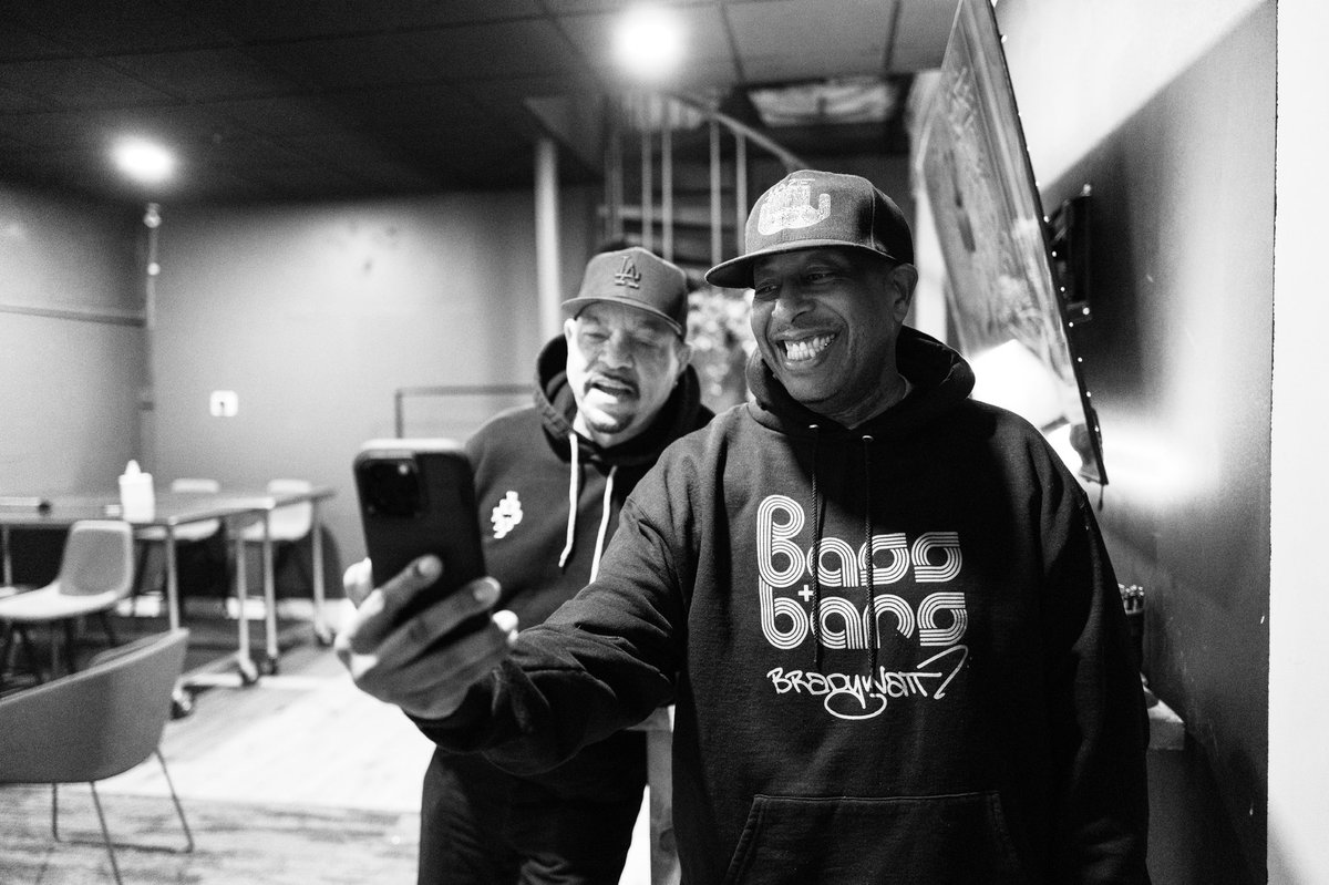 2 icons trading war stories. When you’re blessed 2 be in the presence of people like this you just listen - all ears. Salute <a href="/FINALLEVEL/">ICE T</a> <a href="/REALDJPREMIER/">DJ Premier</a> 

📷 <a href="/deejaypoe/">POE</a>