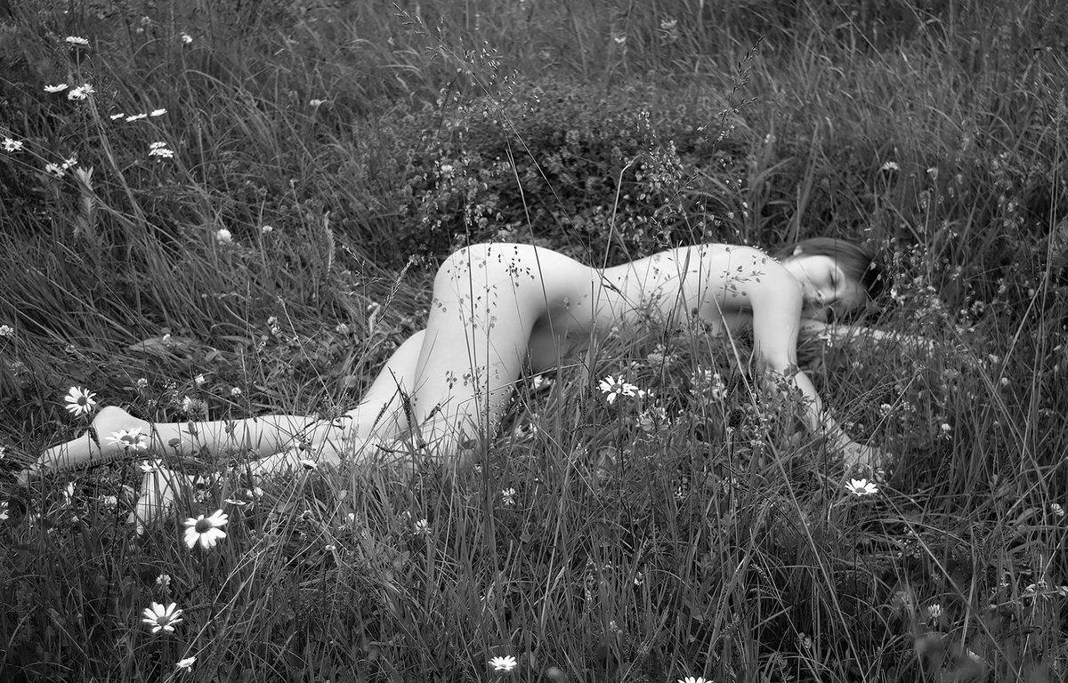 Romantic/ Me on the summer  meadow in mountains forest. #naturistlife #nakedart #artnu #nuart #naturista #naturiste #nakedinnature #bw #bwart