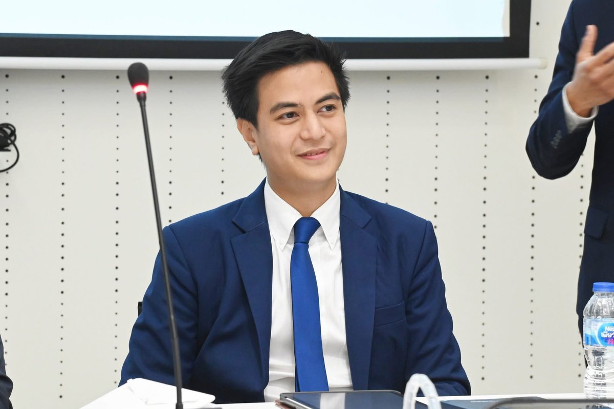 asunclewishes's tweet image. โห รูปออร่าจัดเลย ทั้งไอติมทั้งพิธา แข่งกันหล่ออ่อ??? 🤣👏👏