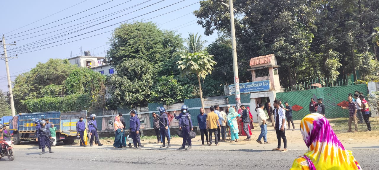 কালিয়াকৈরে বকেয়া বেতনের দাবিতে মহাসড়ক অবরোধ করে শ্রমিক বিক্ষোভ