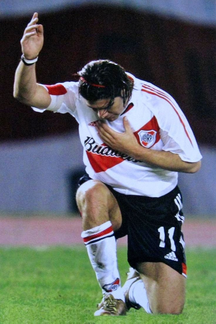 Marcelo Salas 🇨🇱 cumple 50 años. Matador de galera y bastón. Un 9 que hacía todo de 10. Ídolo y multicampeón en River, Universidad de Chile, Juventus y Lazio.