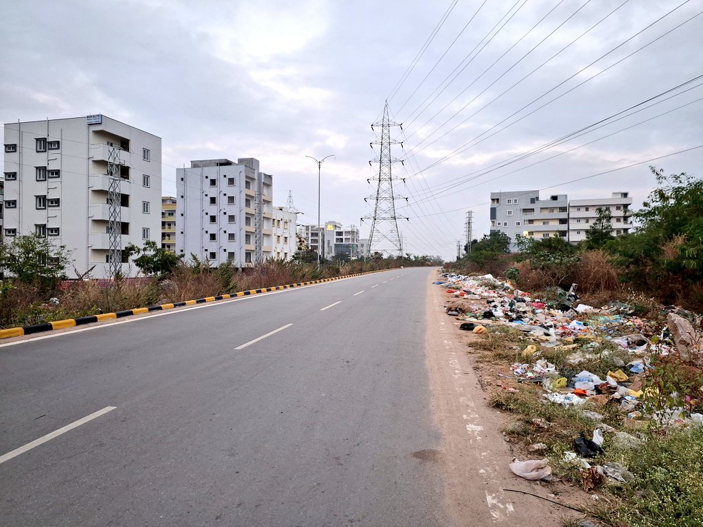 sewrie's tweet image. This is not Jawahar Nagar dumpyard. It's road abutting  Hyderabad's iconic edu campuses. This is beyond shameful on part of @GHMCOnline to turn this new link road to garbage yard.  This was best left as jungle as it used 2 b until 4 years ago.
#TNGOsColony #Nanakramguda #ISB #UoH