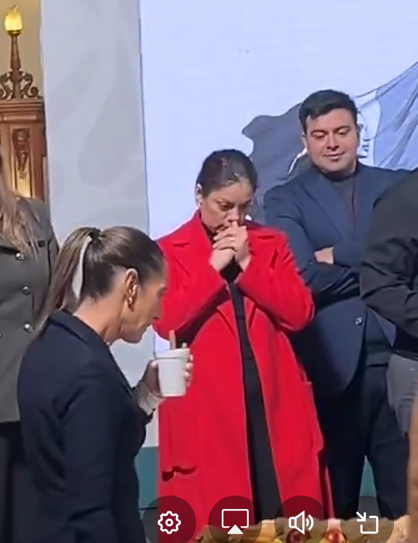 biuuza's tweet photo. @panaclo La de rojo jalándole al poppers bien agusto 😅 https://t.co/hRzafh8XjZ