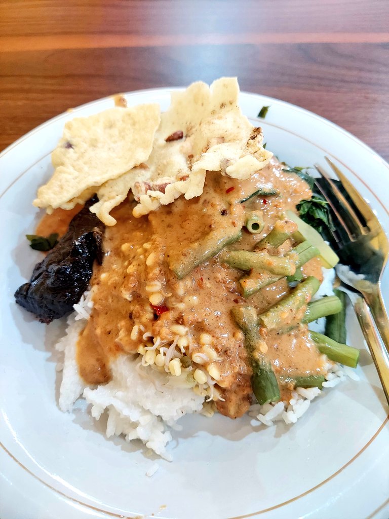 childfree_man's tweet photo. Nasi pecel paru Madiun @ rest area Batang https://t.co/FOGCUXKcis