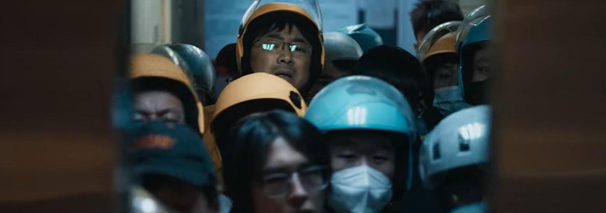 Ada film bagus di Netflix berjudul Upstream yg ngasih gambaran kayak apa kehidupan ojol makanan &amp; kurir online. Mengharukan, lucu, serta menguatkan siapapun yg sedang berjuang.

Ini tentang seorang pria yg terpaksa kerja ojol setelah kena PHK &amp; nggak dapet kerjaan karena usianya.