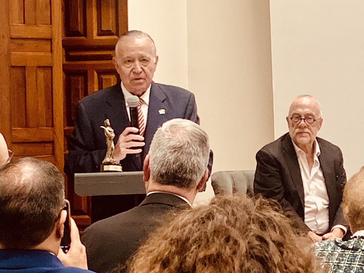 b_vinos's tweet photo. #BenVolere se suma al reconocimiento de #ValentínDiezMorodo como #PersonajedelAño2024 en el evento de @RevistaFortuna en @MuseoMIDE y el cocktail que posteriormente se ofreció con #BuenosVinosMexicanos #Altotinto 
@MuseoMIDE @JonathanHeath54
@ComceOficial @fcervantes5 @jpcastanon https://t.co/cocGeIl5Lu