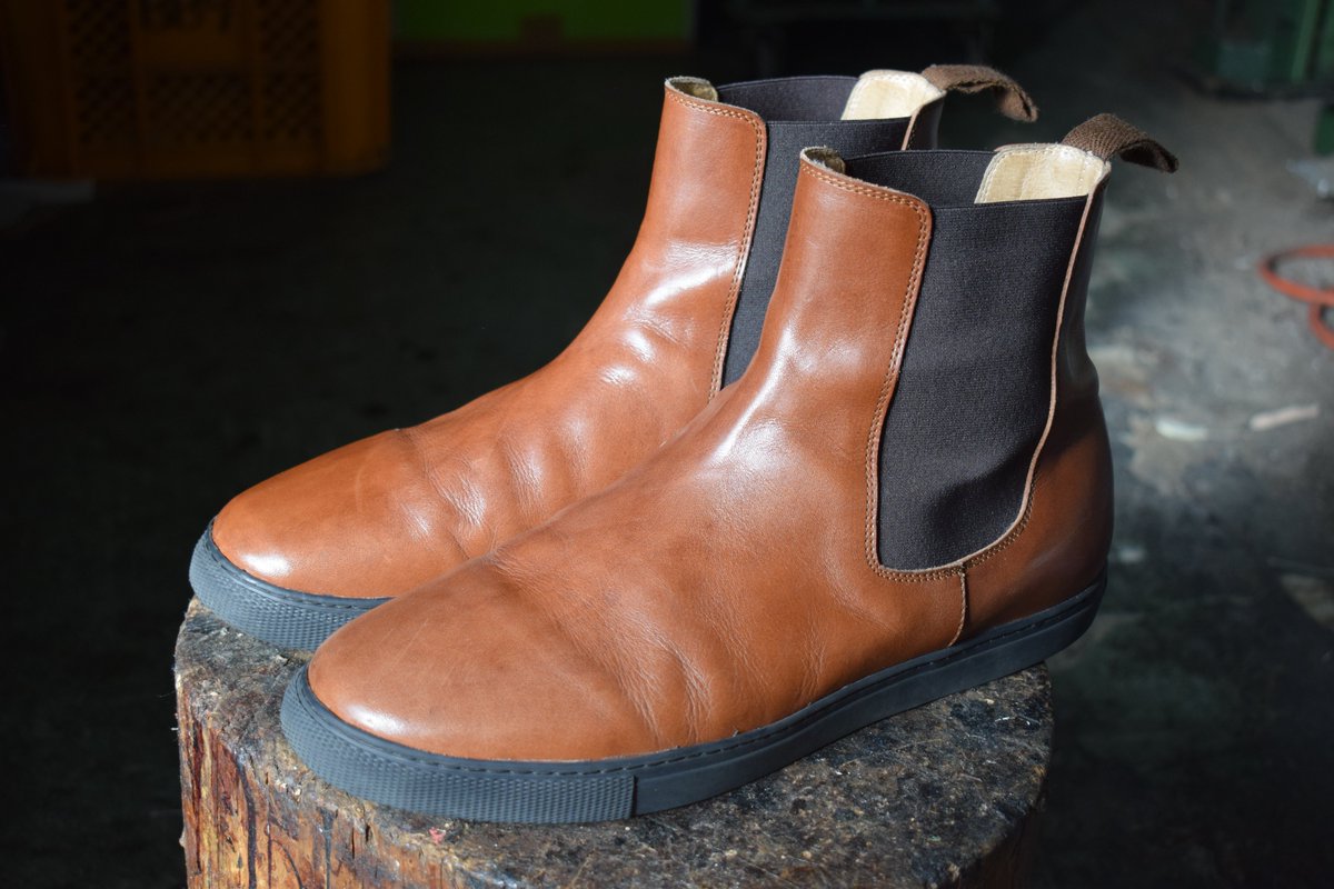 donutsholeshoes's tweet image. サイドゴアブーツ〈Brown〉

スニーカーを栃木レザーで作るとこうなる☝️

雨の日もガシガシ履いて4か月程度経ちました
ブラッシングなどの摩擦で革内部のオイルが染み出し、艶々の光沢が生まれます🤤

栃木レザーを贅沢に使った「履いて育てるレザースニーカー」です💪
＃スニーカー
＃栃木レザー