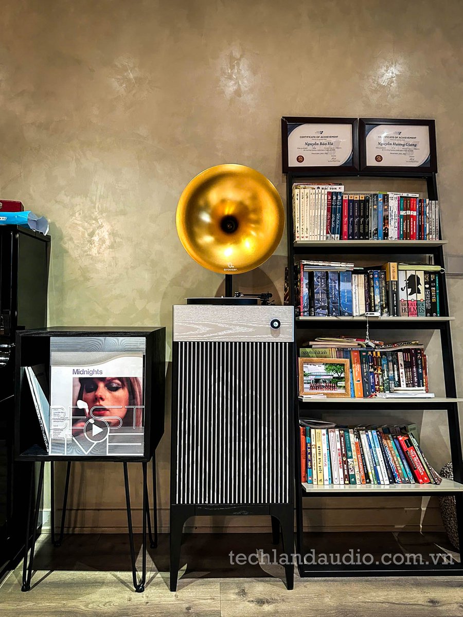 AudioTechland's tweet photo. Khoảnh khắc mà bạn nhận ra giá trị của sự kết nối về mặt tinh thần của chủ thể trong một không gian duy mỹ mà thấm đẫm cảm xúc.
-----
TecHland Audio
39 Tràng Thi, Hoàn Kiếm, Hà Nội
0243 8524 524
#Gramophone #techland39trangthi #techlandaudio #Music #Donuti5 https://t.co/aw6JBd4Xl3