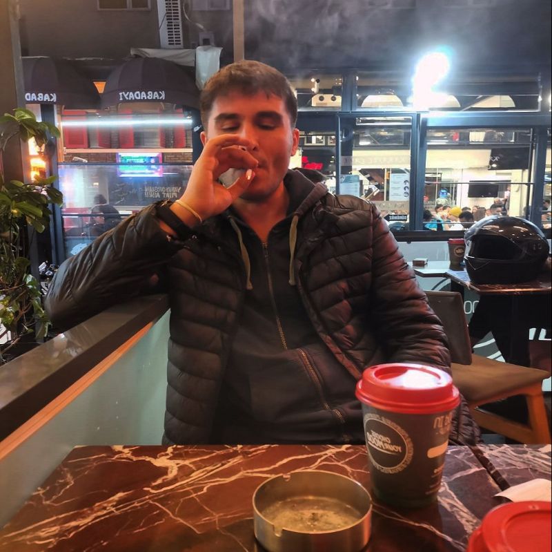 kkayaefee's tweet photo. Herkesin sigarası aynı yanar ama dumanındaki hayaller farklıdır 🚬 https://t.co/2dXELcFMGv