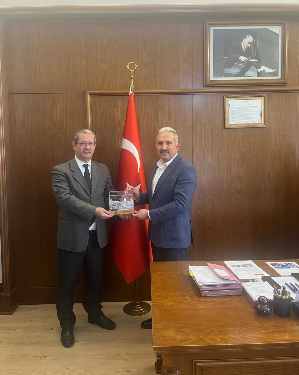 MMGIzmir's tweet photo. Mimar ve Mühendisler Grubu (MMG) İzmir Şube Yönetimi olarak T.C.D.D 3.Bölge Müdürü Cemal Yaşar TANGÜL’ü makamında ziyaret ettik.

Gösterdikleri samimi ev sahipliği için kendilerine teşekkür ediyoruz. https://t.co/M0ZpKyckOw