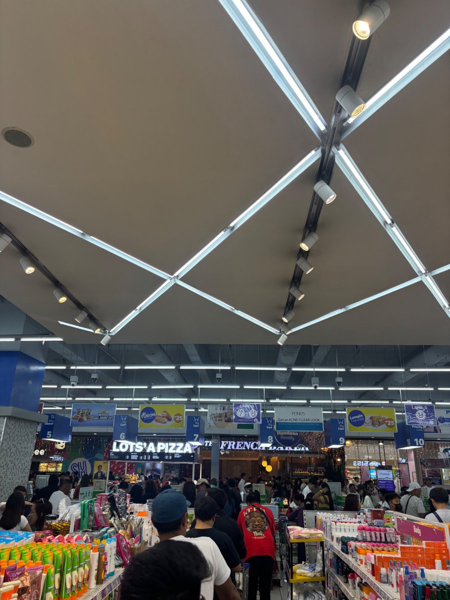 Holiday rush! Aguy haba ng pila 🥹. Sino andito kwentuhan muna tayo?

#alterbaguio
#alterbenguet
#altertatay
#altermarried
#alterpinoy
#alterphilippines 
#alterph