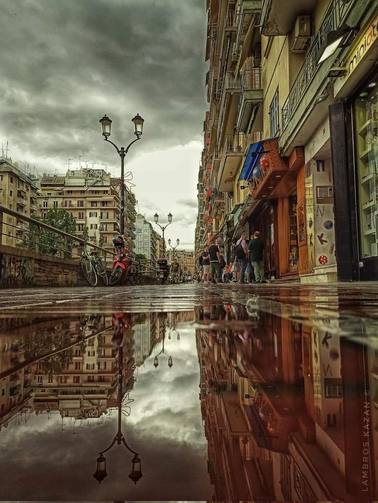 Καλήν ημέραν "Άρχοντες"..... βροχερή Σαλονικιώτικη καλημέρα παντού μαζί με ευχές για Καλά κ Ανθρώπινα Χριστούγεννα!!!!