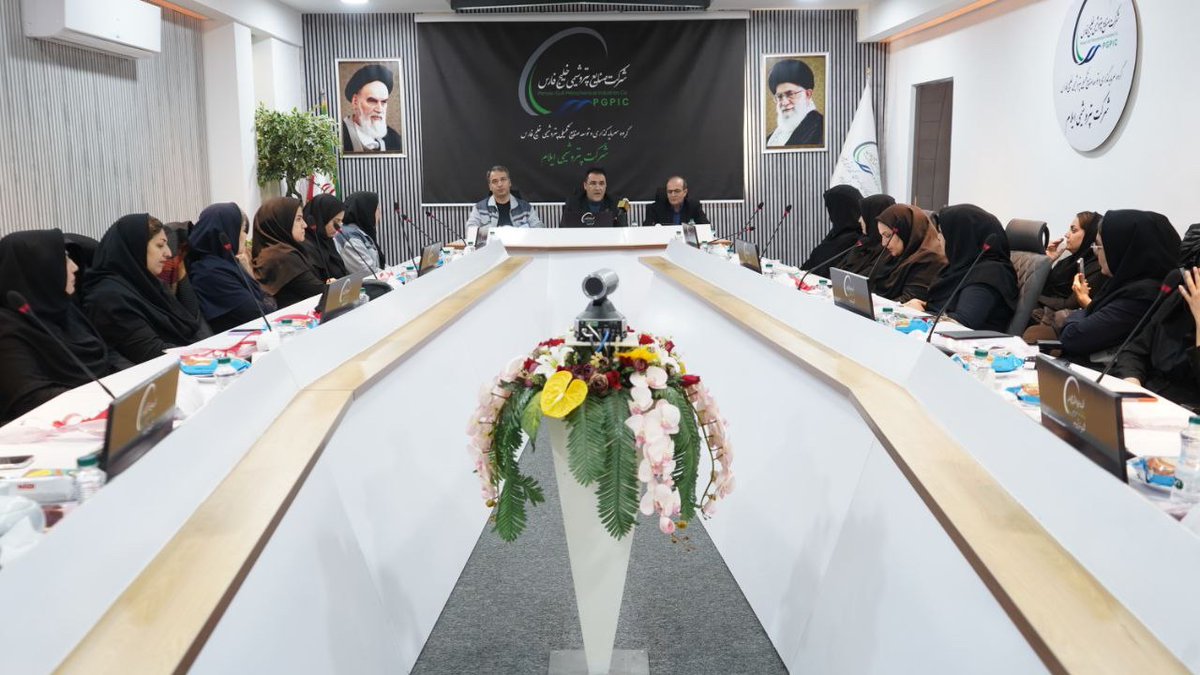 ilampetro's tweet photo. عملکرد بانوان در مسئولیت‌ها قابل تقدیر است

یوسف شریفی مدیرعامل شرکت پتروشیمی ایلام در نشست هم‌اندیشی با بانوان همکار شاغل در این مجتمع گفت: موفقیت بانوان که با دقت عمل و‌ حساسیت بیشتر در مدیریت‌ها و مسئولیت‌ها عمل می‌کنند قابل تقدیر است.
#پتروشیمی_ایلام https://t.co/YokamPeqtA