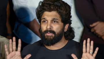 ShashankRajpali's tweet image. पुलिस इनके घर में ही पूछताछ करे तो व्यर्थ की सुरक्षा तामझाम नहीं करने पड़ेंगे। पर लगता है कि मीडिया को सनसनी फैलाने का मौका दिया जा रहा है #alluarjunarrested #AlluArjunArrest #AlluArjun