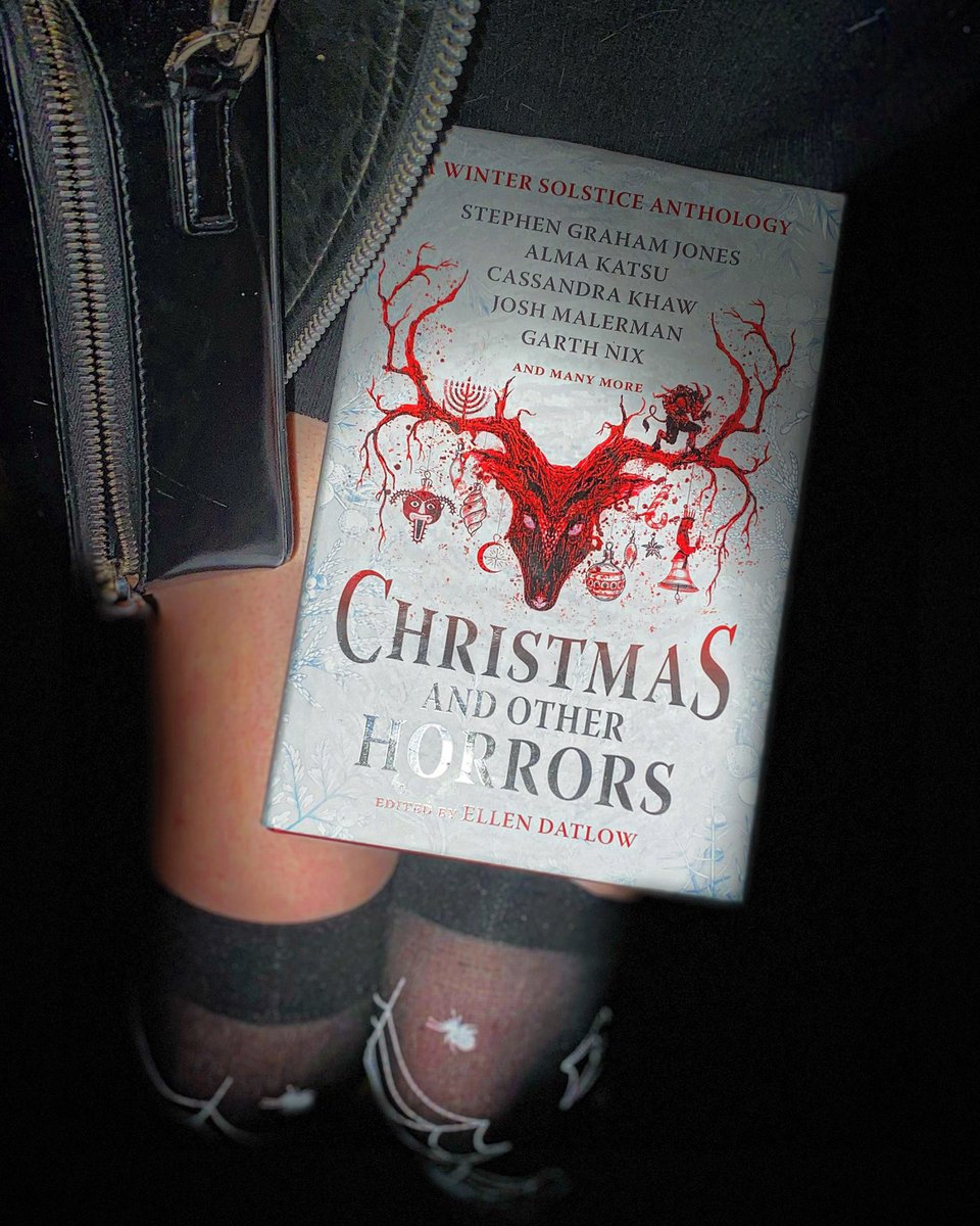 FinalGirlReview's tweet photo. #Horror #QotD:
Christmas and other horrors
“And there’s nobody who deals in joy and horror more than the big man—Santa—who’s always watching, always judging, and punishes or rewards us like a terrible god.“
Benjamin Percy
@EllenDatlow
@TitanBooks
#xmashorror #scarysanta https://t.co/okTUsTyLQJ