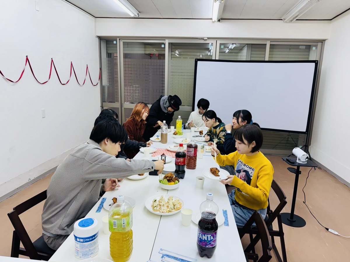 bluemode_art's tweet photo. イベントスペースにて、A-art部会兼クリスマスパーティを開催🎄　美味しい料理を食べながら、ビンゴ大会で豪華景品を狙って大盛り上がりでした✨　更に皆で協力してクリスマスケーキを手作りし、完成したケーキを囲んで笑顔いっぱいのひとときを過ごしました！今年の思い出に残る最高のクリスマスに😊 https://t.co/YfyB4BXS0c