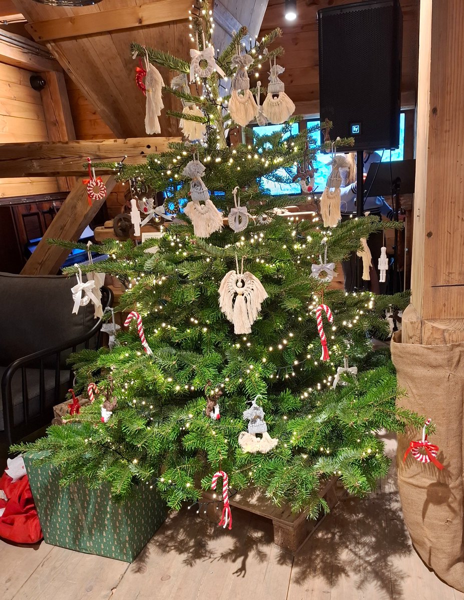 aoeureka's tweet photo. Na wyjątkowy dzień wyjątkowa choinka, bo w zaczarowanym miejscu. Ci, co tam byli, wiedzą dlaczego, dla innych podpowiedzi w komentarzu😊🎄 https://t.co/LoY2lqf2W5