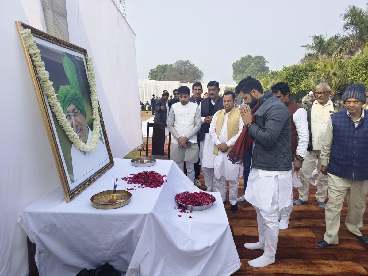 bbhavyabishnoi's tweet photo. आज तेजा खेड़ा में पूर्व मुख्यमंत्री श्रद्धेय चौ. ओमप्रकाश चौटाला जी को श्रद्धांजलि अर्पित की और दुःख की इस घड़ी में चौ. भजन लाल परिवार की ओर से परिजनों को संवेदनाएं प्रकट की। चौटाला साहब का जाना हरियाणा की राजनीति में अपूर्णीय क्षति है। उनका लोक समर्पण व वक्तृत्व कौशल हमारे लिए सदैव प्रेरणादायी रहेंगे। 

ॐ शांति 🙏🏽
