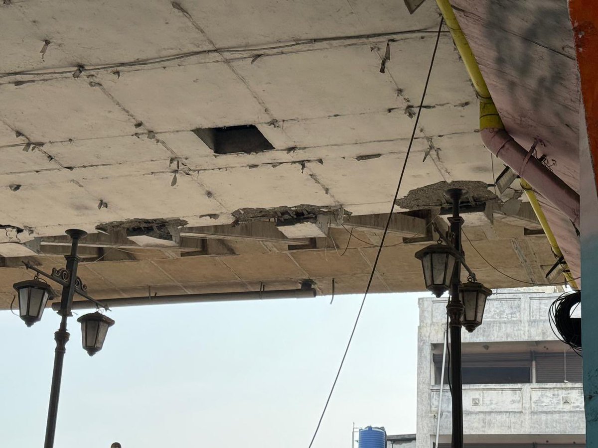 LokmatTimes_ngp's tweet photo. #Nagpur | Butibori overbridge near Nagpur is damaged; Concrete pieces are falling off causing concern among citizens.
#Butibori #Butiboribridge #Damaged #Bridgedamaged #Bridge https://t.co/n3dBPd4UAd