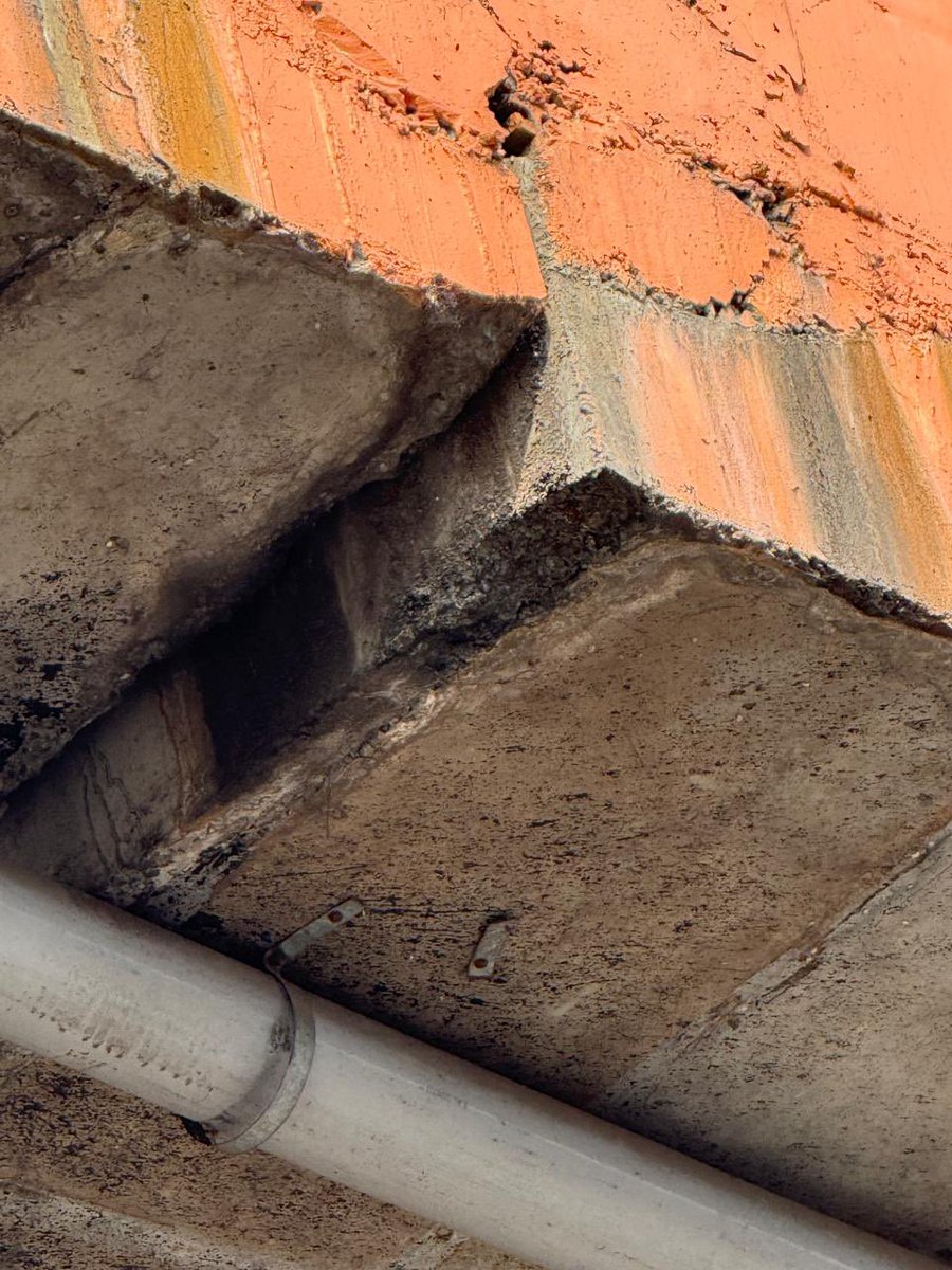 LokmatTimes_ngp's tweet photo. #Nagpur | Butibori overbridge near Nagpur is damaged; Concrete pieces are falling off causing concern among citizens.
#Butibori #Butiboribridge #Damaged #Bridgedamaged #Bridge https://t.co/n3dBPd4UAd