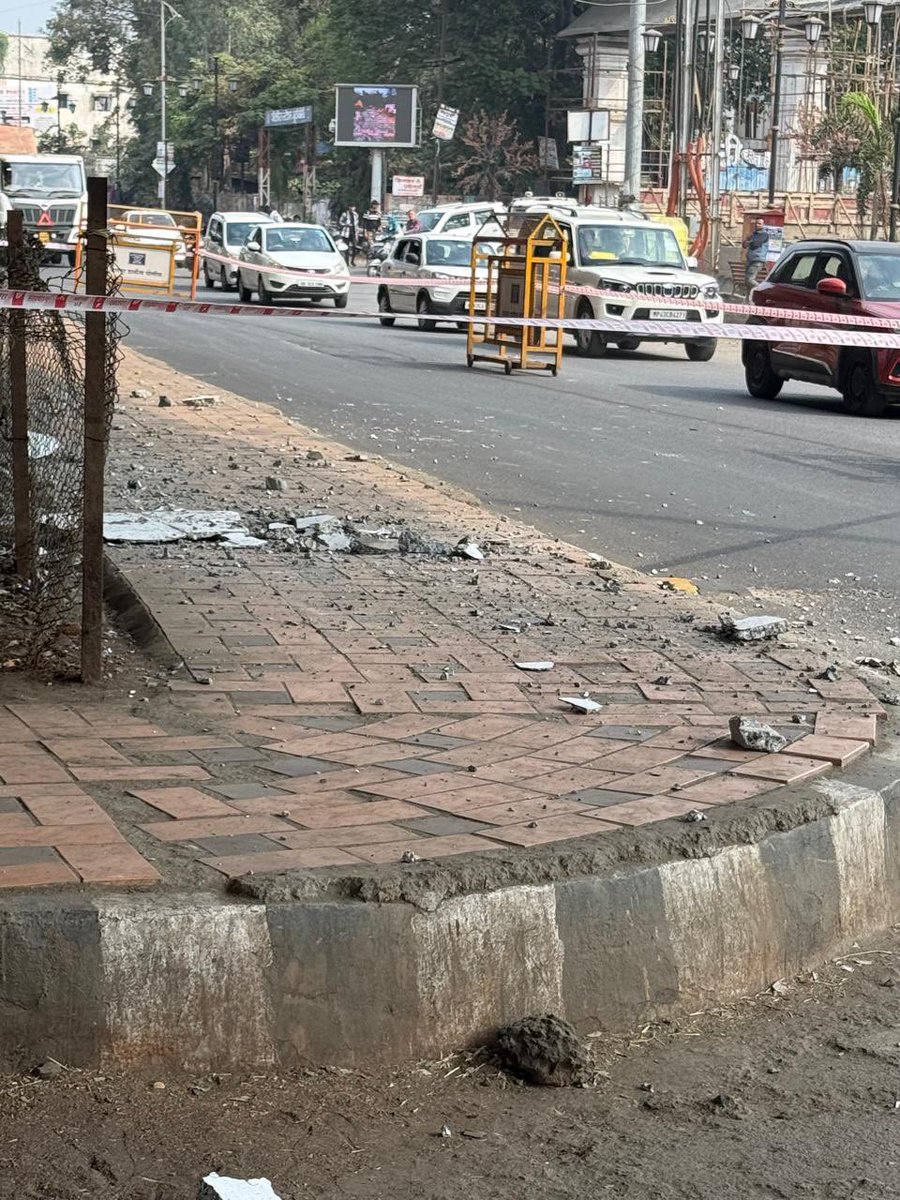 LokmatTimes_ngp's tweet photo. #Nagpur | Butibori overbridge near Nagpur is damaged; Concrete pieces are falling off causing concern among citizens.
#Butibori #Butiboribridge #Damaged #Bridgedamaged #Bridge https://t.co/n3dBPd4UAd