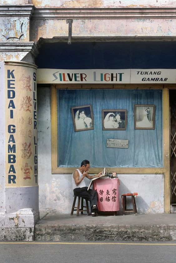 Photographer ('tukang gambar'), Malaysia, 1989

Fred Herzog